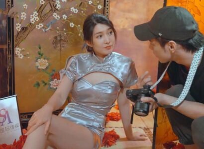 ช่างภาพถ่ายภาพนางแบบร้อนในชุดผ้าอย่างลับๆ