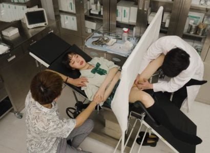 แพทย์ตรวจสอบผู้ป่วยในระหว่างมีเพศสัมพันธ์