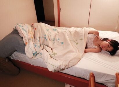 หลานสาวหมกมุ่นอยู่กับความปรารถนาเมื่อสำรวจวุฒิภาวะ