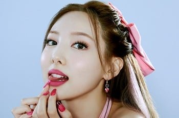 คลิปร้อนของ Nayeon แสดงให้เห็นถึงร่างกายของเธอสองครั้งและได้รับการเปิดเผย