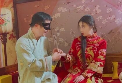 เด็กผู้หญิงคนใหม่ที่คุ้นเคยกับชายถนนนำไปสู่ความสนุกที่ไม่คาดคิด