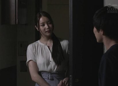 สาวร้อนยามค่ำคืนที่แอบดูเพื่อนบ้านก็ติดอยู่ในความสนุก
