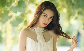 เด็กแองเจล่าเล่นกับพี่น้องที่เหนื่อยล้า