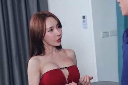 เมื่อเขาได้พบกับเต้านมขนาดใหญ่ที่สวยงามเป็นครั้งแรกเขาก็เย็ดหีของเธอ