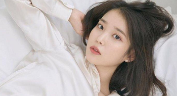 แม้จะถูกทรมานโดยแม่เลี้ยงของเขา IU ยังคงยิ้ม