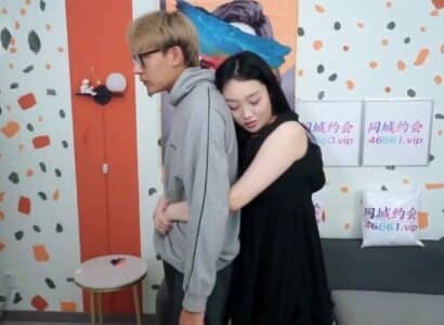 ความรักครั้งแรกที่ร้อนแรงภายใต้มือของน้องสาวของเธอ -ในกฎหมาย