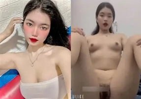 Tu Anh ได้เปิดเผยกลีบสีแดงอ่อน ๆ ในคืนที่มืดมิด